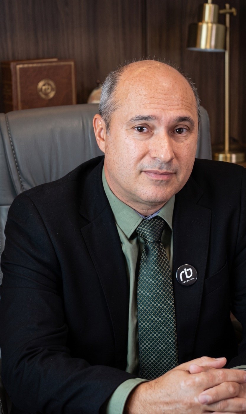 Dr. Rodrigo Bastos no escritório da RB Advocacia